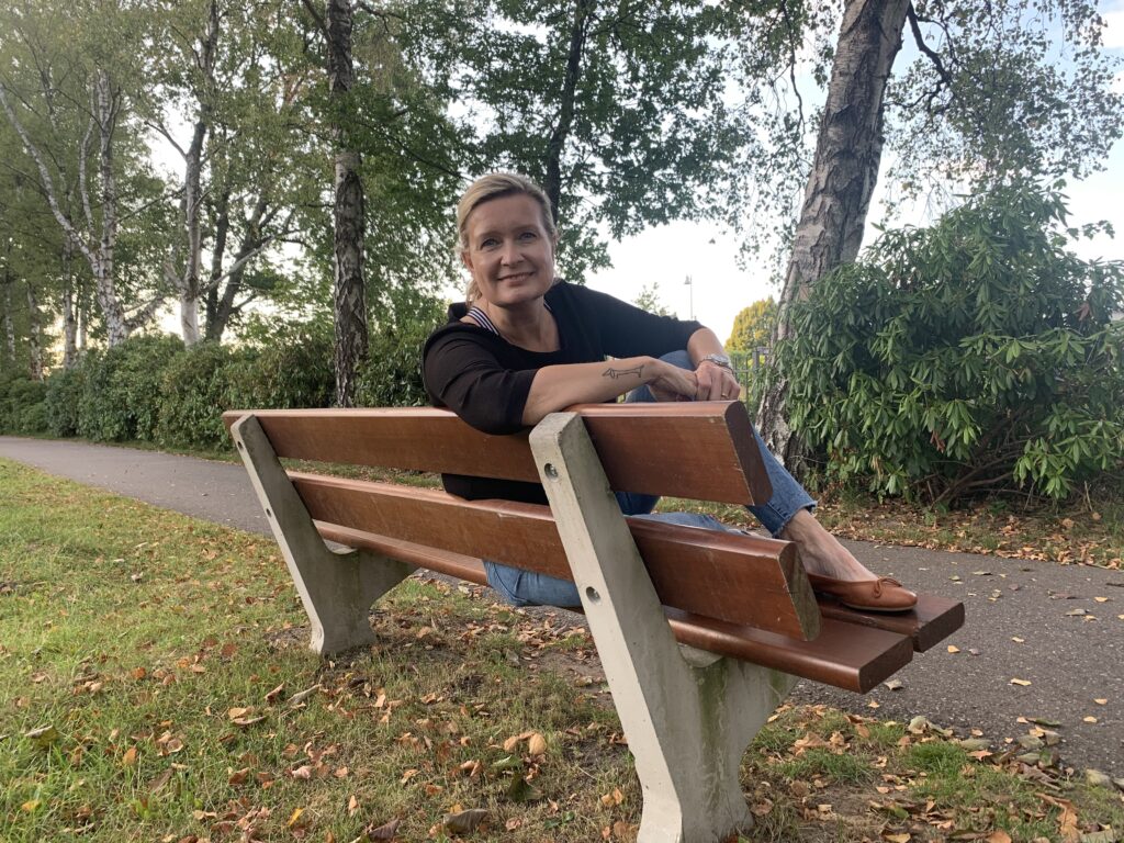 Maaike op een bankje in het park